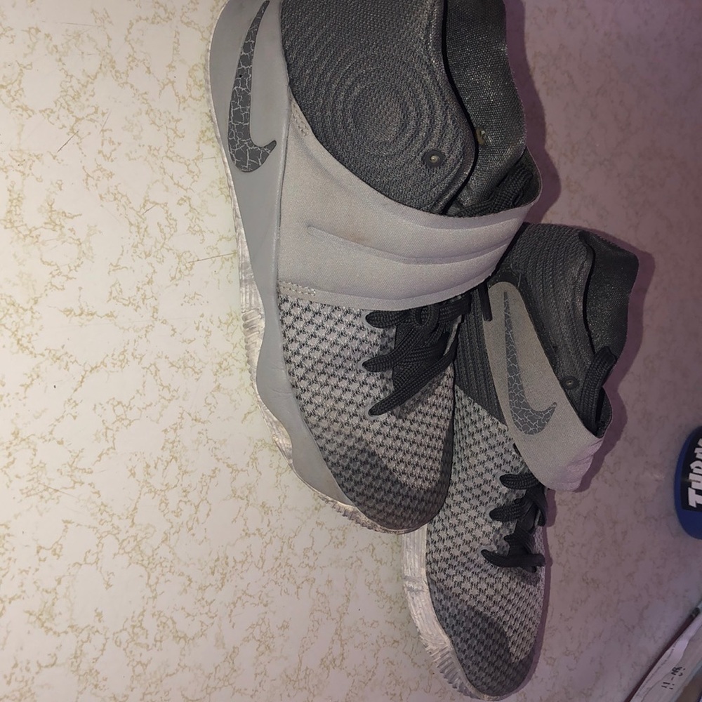 Kyrie 2’s, Nike